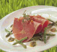 Lamsham met groene asperges en kruidenvinaigrette